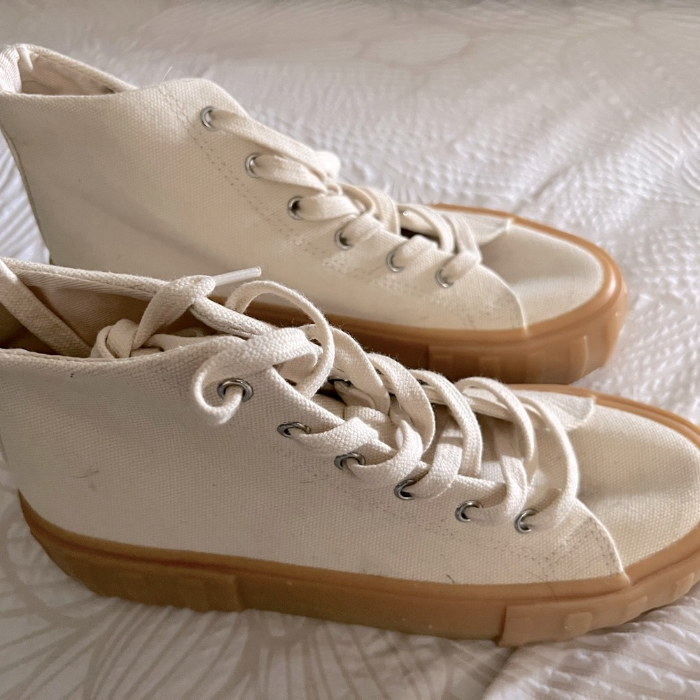 Zara boots in beige color. Brand new never been worn size 37